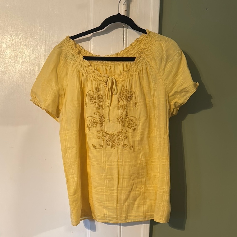 Women’s yellow beaded and texture short sleeve shirt size XL Used